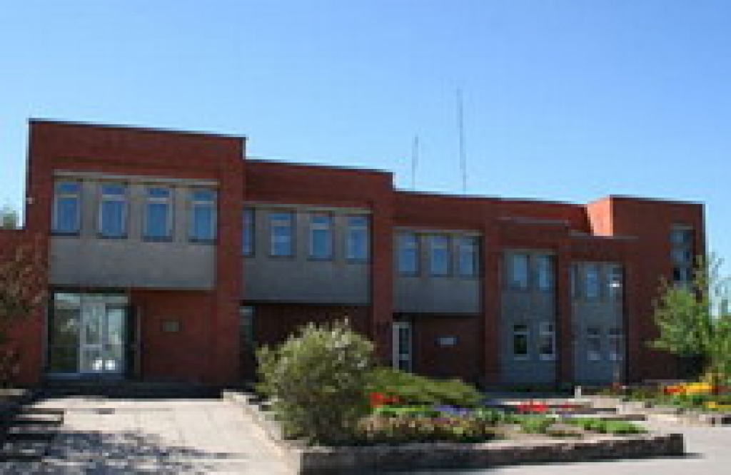 Iecavas veselības un sociālās aprūpes centrā no četriem ģimenes ārstiem tikai viens nav sasniedzis pensijas vecumu. Viens ģimenes ārsts jau ir atstājis darbu. 
Autors: www.iecava.lv