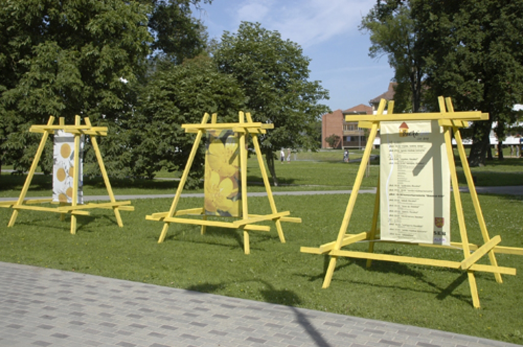 Bauskas ielās un laukumos uzstādītie krāsainie plakāti aicina uz pilsētas 400 gadu jubileju. 
Autors: Ivars Bogdanovs