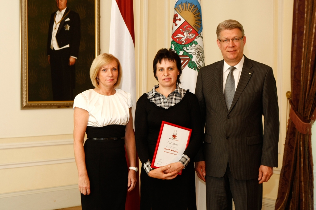 Bauskas sirdsmāsiņa Sarmīte Matulēna Prezidenta pilī kopā ar Valsts prezidentu Valdi Zatleru un viņa kundzi Lilitu.