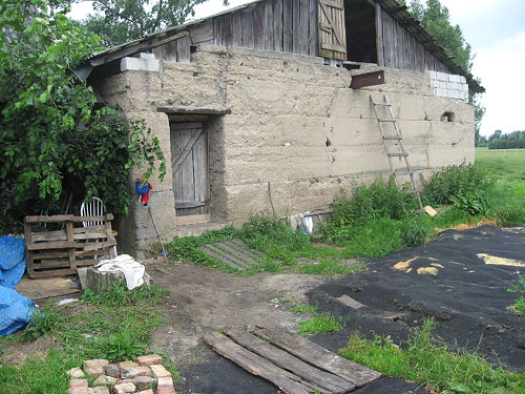 Codes pagastā kādā saimniecības ēkā atklāta nelegāla alkohola pārstrādes ražotne.
Autors: foto no policijas arhīva