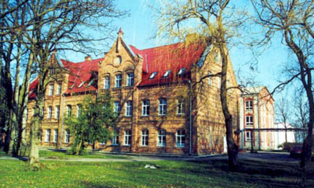 Īslīces vidusskola. Mācību iestādē līdz augusta beigām par projekta naudu jāizremontē dabaszinību kabineti un tie jāaprīko ar jaunām mēbelēm.
Autors: www.islice.lv