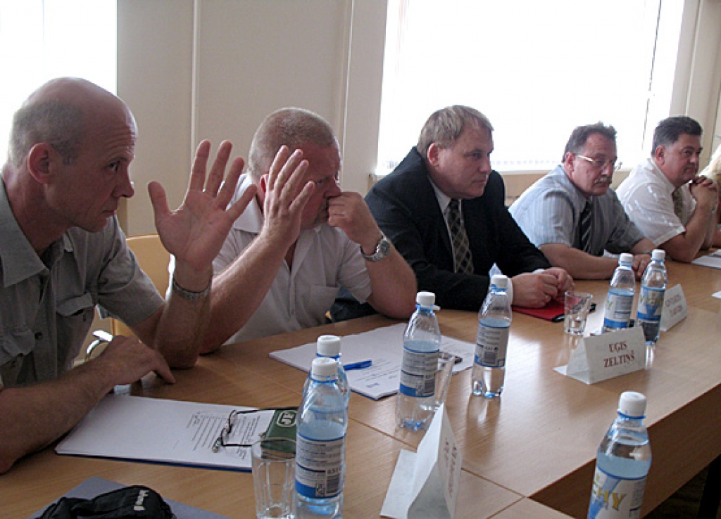 Tautas partijas deputāti Jānis Feldmanis (no kreisās) un Uģis Zeltiņš balso par D. Ludrikas iecelšanu novada Domes izpilddirektores amatā.
Autors: Vilnis Auzāns