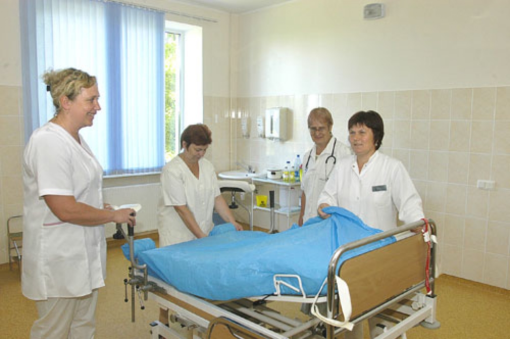 Dzemdību nodaļa Bauskas slimnīcā.  Vecmāte Pārsla Blauduma (no labās) šeit strādā 32 gadus.
Autors: no «Bauskas Dzīves» arhīva