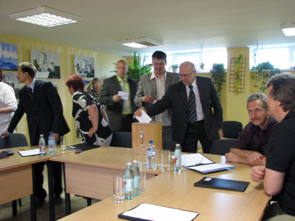 Rit balsošana par priekšsēdētāja kandidatūru, priekšplānā – novada Domes jaunais priekšsēdētāja vietnieks Jānis Kalniņš.
Autors: Juris Iļņickis