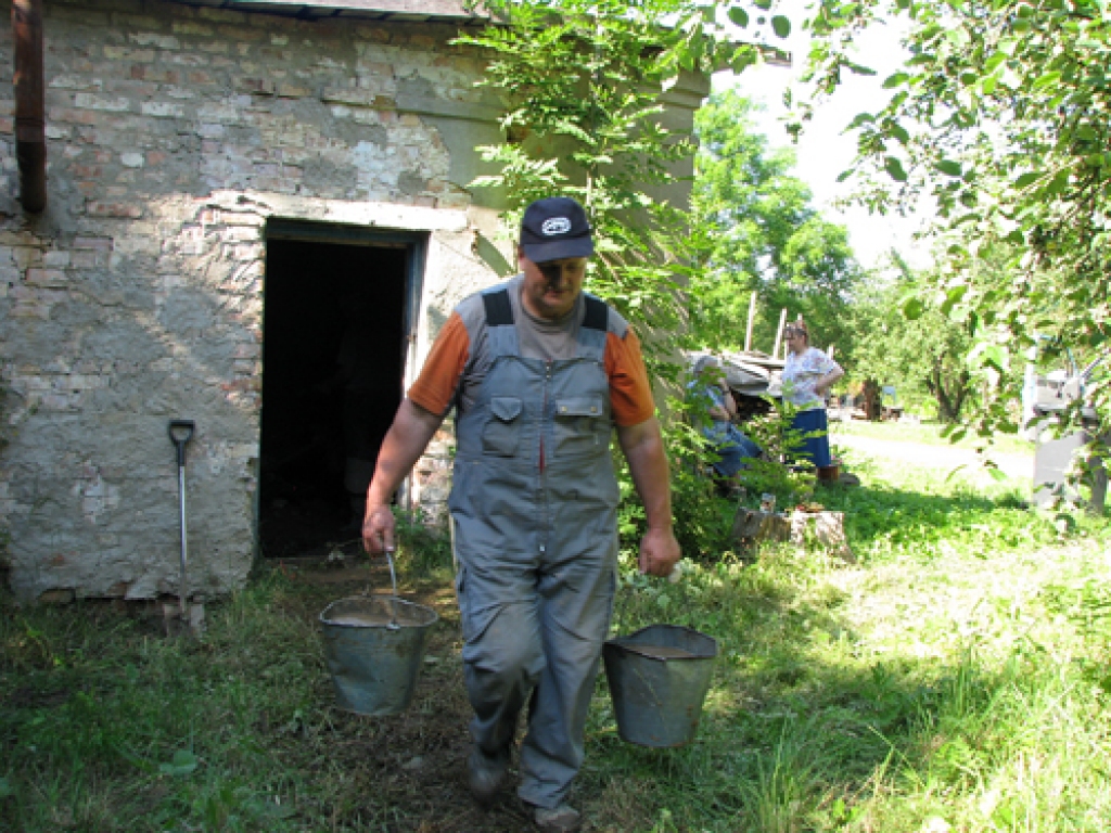 Remontdarbus apgrūtināja izplūdušais ūdens. SIA «Akvaterm» strādnieks Gundars Kalniņš ūdeni no remonta vietas nes prom ar spaiņiem. 
Autors: Juris Iļņickis