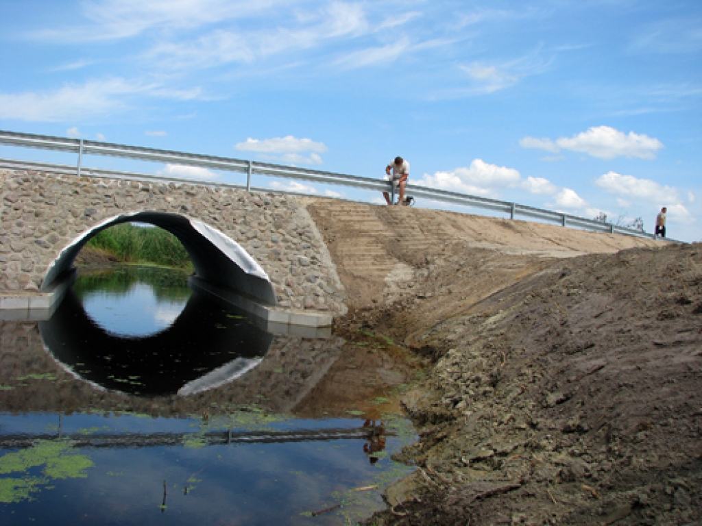 1.jūlijā tiek veikti pēdējie darbi, lai pabeigtu caurtekas izbūvi uz ceļa Stīnūži–Lambārtes kalte Dāviņu pagastā.
Autors: Juris Iļņickis