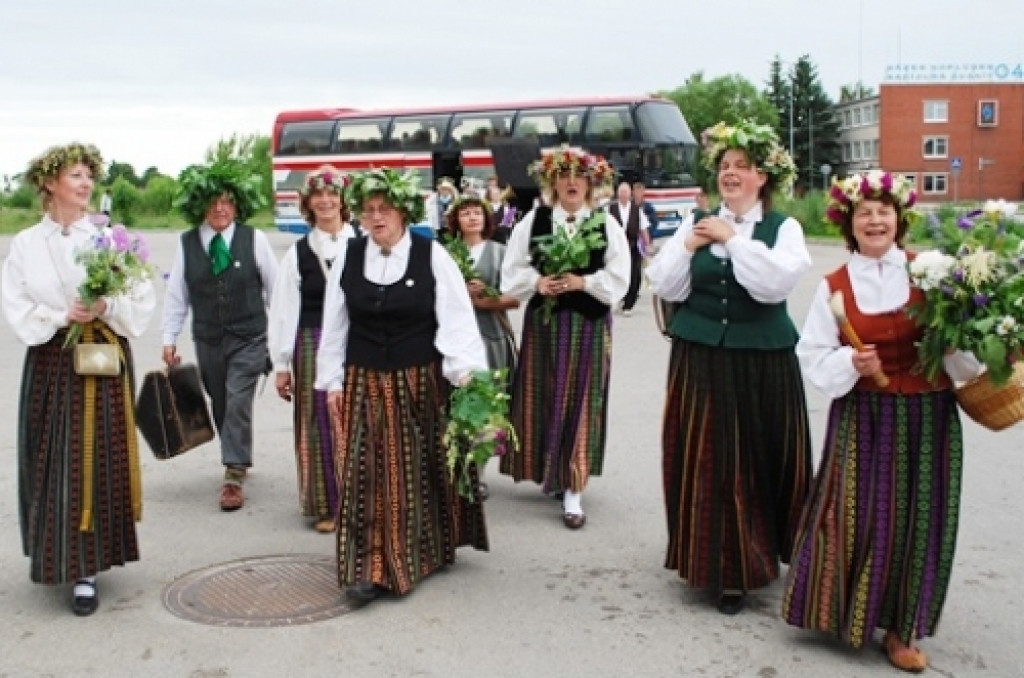Vēl Jāņos «Trejupe» līgoja Bauskā, šodien tautasdziesmu pūrs tiks ritināts Kanādā, Hamiltonā.
Autors: no «Bauskas Dzīves» arhīva