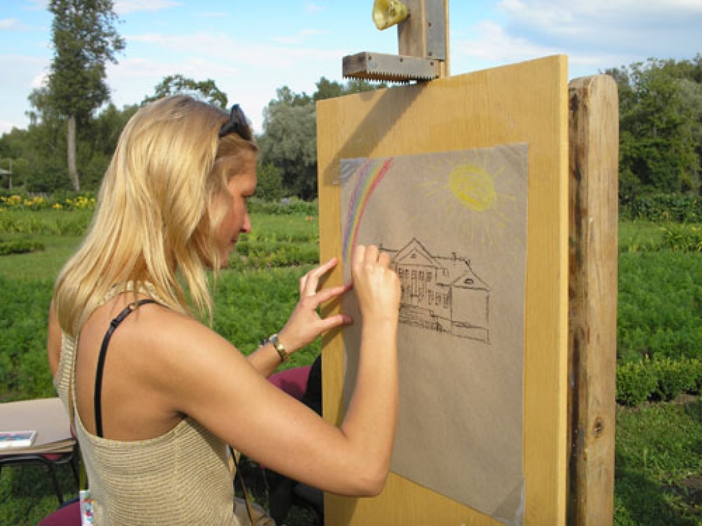 Renesanses dārza trešie svētki, kas Bruknas muižā notika 25. jūlijā, bija veltīti mūzikai, mākslai un radošiem eksperimentiem. Sarīkojumā piedalījās seno deju grupa «Ballare», ansamblis «Lirum», pianiste Simona Sunepa, komponists Raimonds...