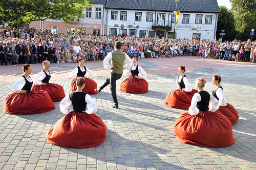 Bauskas 400 gadu jubilejas sarīkojumi izskanējuši. Trijās dienās – no 24. līdz 26. jūlijam – informācijas un emociju bijis daudz, to visu sniedzis plašais un dažādais svētku norišu piedāvājums. Ieskatam piedāvājam attēlus fotogalerijā.