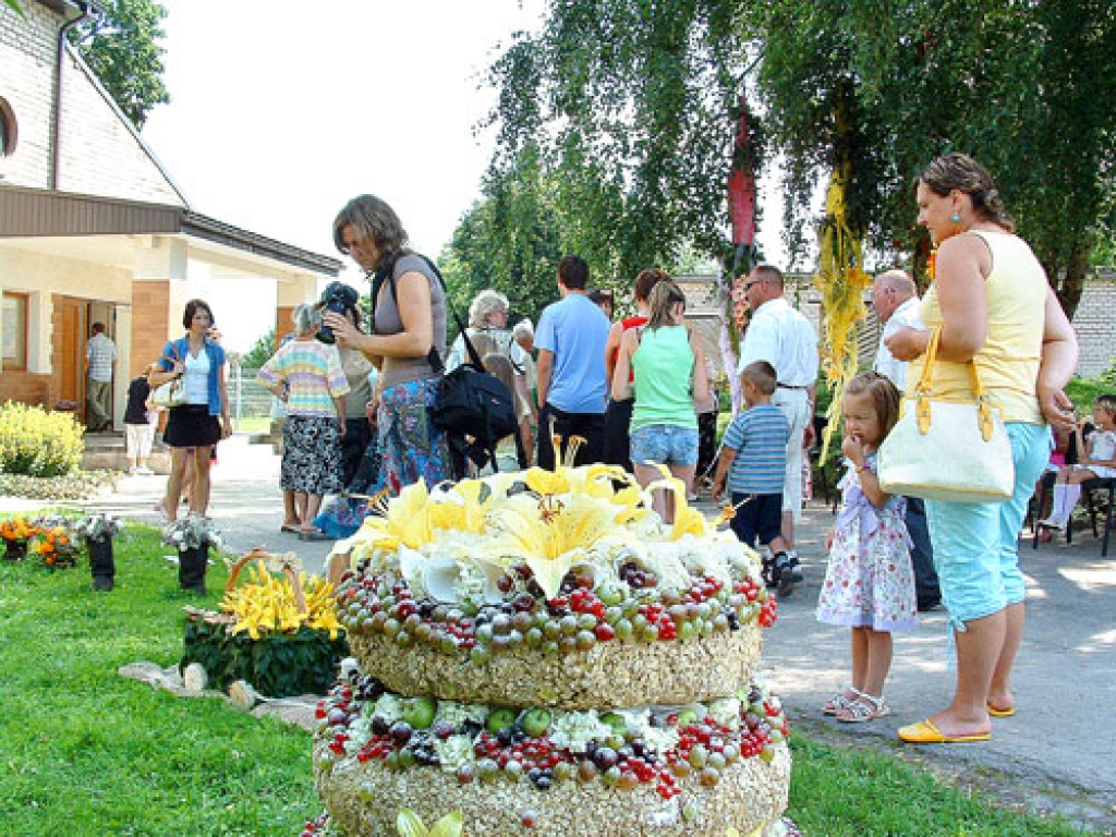 Vecumnieku novadā turpina kopt un saglabāt tradīcijas, kas bijušas «pagastu laikos». Tā 18. jūlijā visā krāšņumā Vecumniekos uzziedēja 4. liliju svētki. Bija daudz ļaužu, bija puķes, to kompozīcijas un reibinošas smaržas, kā arī bagātīga...
