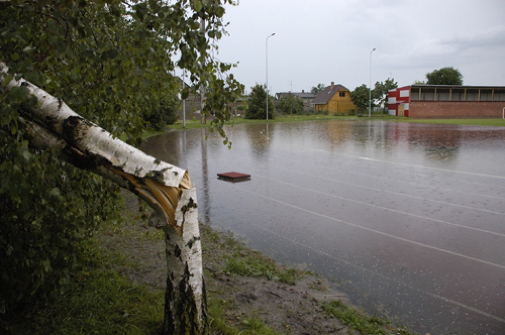 16. jūlija pēcpusdienā dzīve Bauskā bija paralizēta. Vētras un lietusgāzes dēļ Ielas pārvērtās upēs un dīķos, applūda namu pagalmi un pagrabi, nodarīts ēkām arī posts. Izgāzti ar saknēm vai nolauzti koki. Pēc lietavām ugunsdzēsējiem bija...