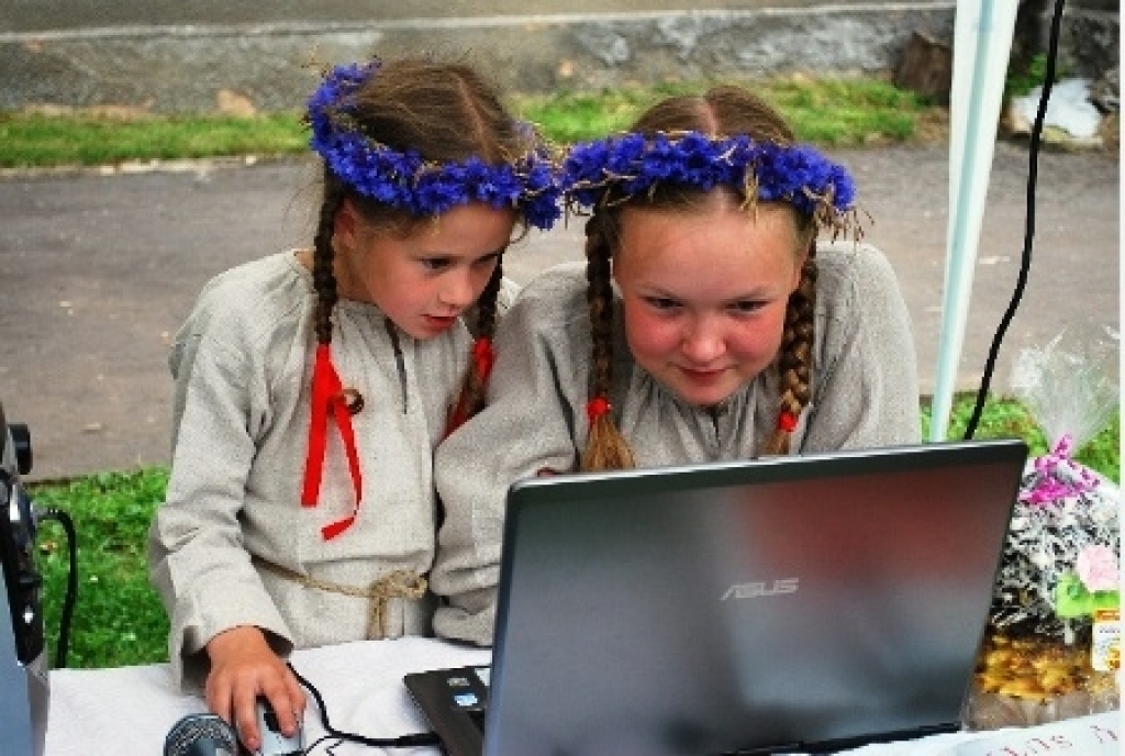 Folkloras kopa «Vecsaule» 12. jūlijā uzņēma starptautiskā folkloras festivāla «Baltica 2009» dalībniekus. Visi devās gājienā no vietējās pamatskolas uz parku, kur skanēja dziesmas un mūzika, vijās dejas. Pēc koncerta kopīgi tika klāts...