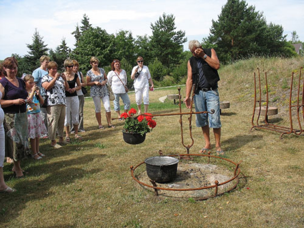 Bauskas rajona sieviešu klubam «Apvārsnis» 5. jūlijā apritēs desmit gadu, kopš tas reģistrēts kā sabiedriska organizācija. Tās ilggadējā vadītāja Raimonda Ribikauska un domubiedres apaļo jubileju vēlējās svinēt izbraukumā.

1.jūlijā...