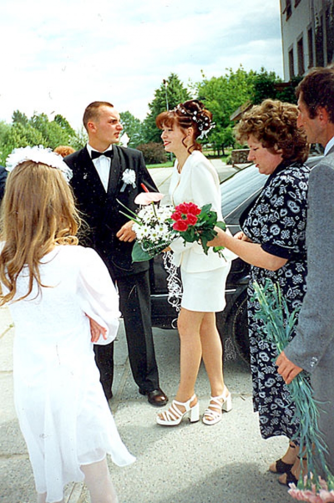 1998. gada 27. jūnijā tika svinētas kāzas ar Juriju Brehunu (no kreisās). Kristīnes vecāki Astrīda un Antons Maskalāni (no labās) svētīja abu laulību.