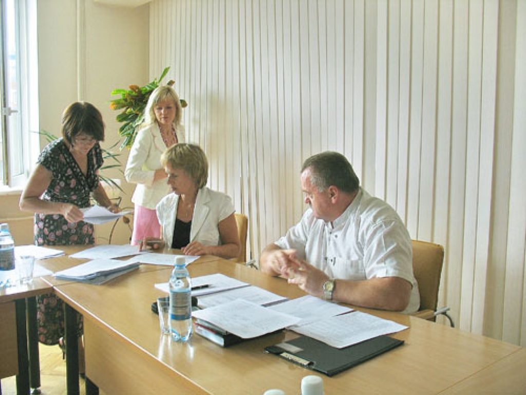 Pirms finanšu komitejas sēdes novada Domes priekšsēdētājam Valdim Veipam un izpilddirektorei Dagnijai Ludrikai dokumentus izdala sekretāres Mārīte Dābola (no kreisās) un Līga Juberte.