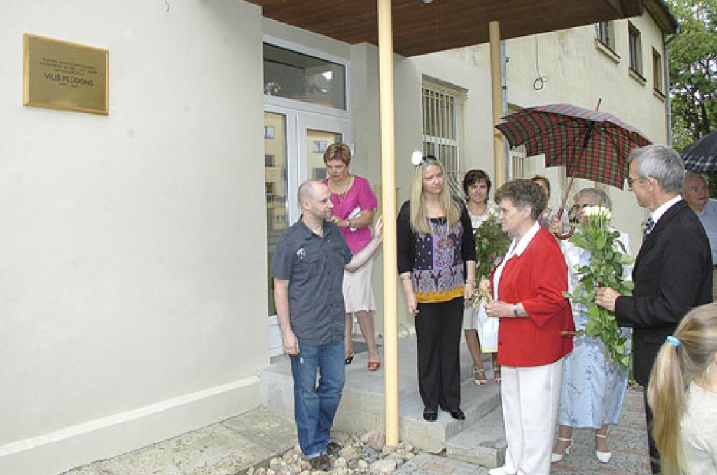 Piemiņas plāksne pie Salātu ielas 31. nama, ko gādājuši Egīls un Iveta Āboliņi, atgādina, ka šeit mācījies dzejnieks Vilis Plūdons. Bauskas novada Domes pārstāvji pateicās bijušajiem baušķeniekiem par piemiņas zīmes sarūpēšanu.