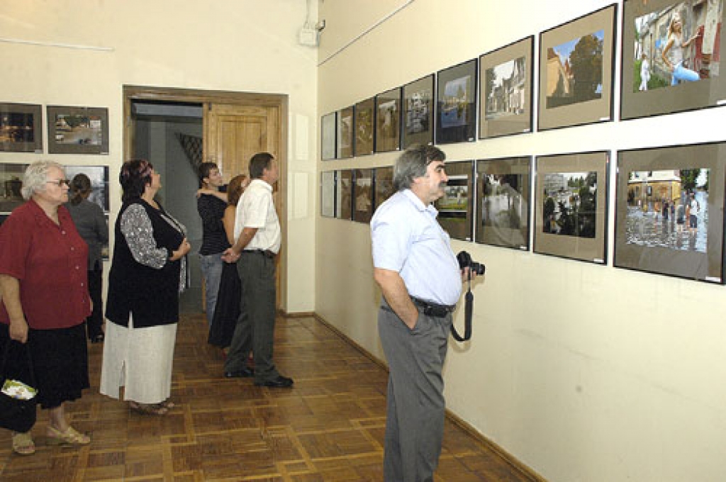 Fotoizstādē «Bauskai 400» savus darbus aplūko fotogrāfs Nikolajs Ševerjovs.