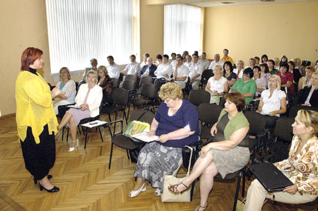 Auditorija ar pastiprinātu interesi klausās IZM valsts sekretāra vietnieces Kristīnes Vāgneres (no kreisās) ziņojumu.
