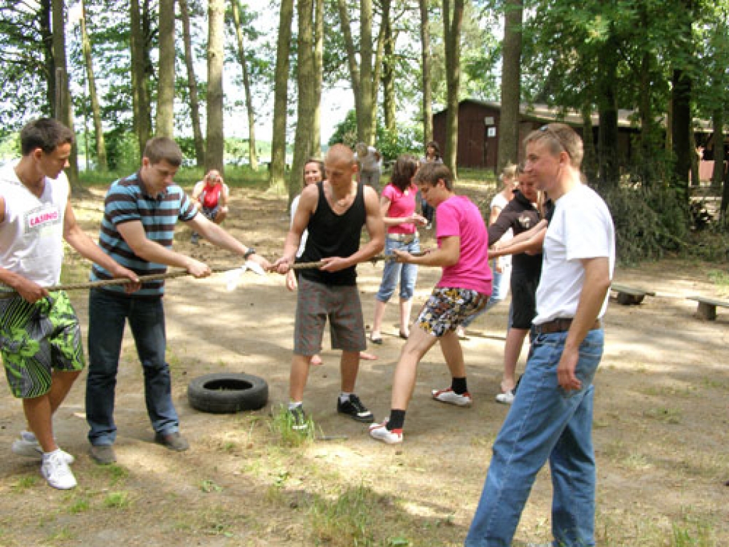 Skolēni no Bauskas un Ripinas skolēni mērojas spēkiem sacensībās Ripinā. Jauniešu aktiviātes uzrauga skolotājs Pjotrs Zareba.