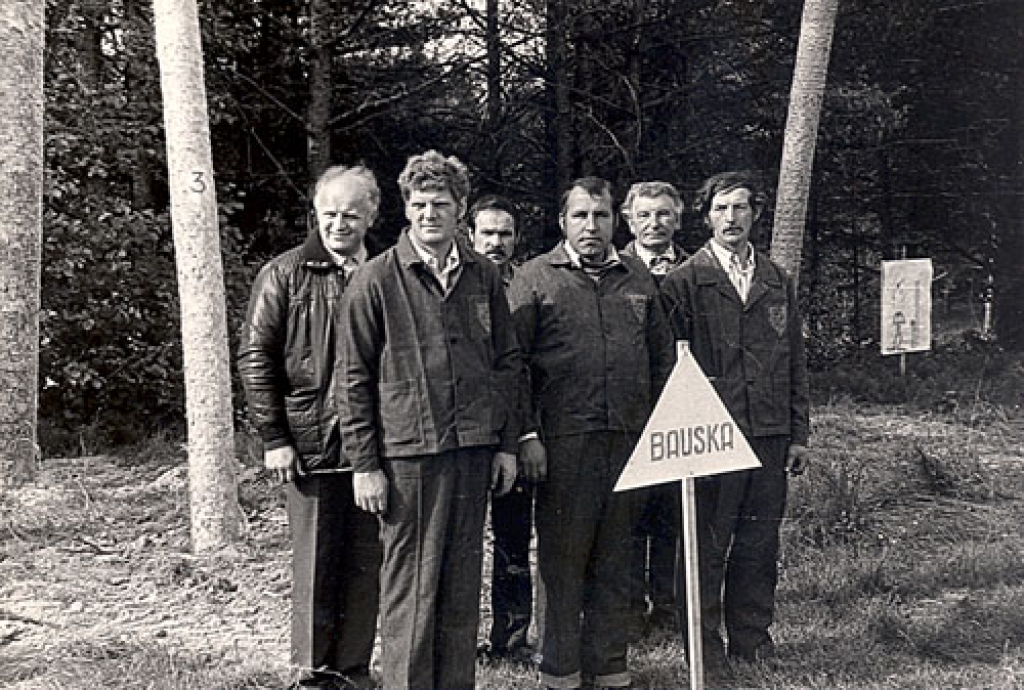 Fotogrāfijā Bauskas PMK vīru kolektīvs sacensībās. Padomju laikos profesionāla rakstura sacensības bija modē. Jānis Vītoliņš – otrajā rindā vidū.