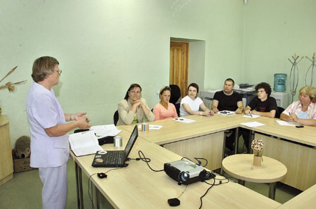 Nodarbības sākumā gan likumdošanas, gan prakses piemērus zinošā Eleonora Maisaka (stāv) sacīja: «Visam pamatā ir komerciālā domāšana. Saražot kaut ko nav problēmu, latvieši ir strādīga tauta. Taču aizvest uz tirgu, pārdot un piedāvāt – tas jau ir sarežģīti.»