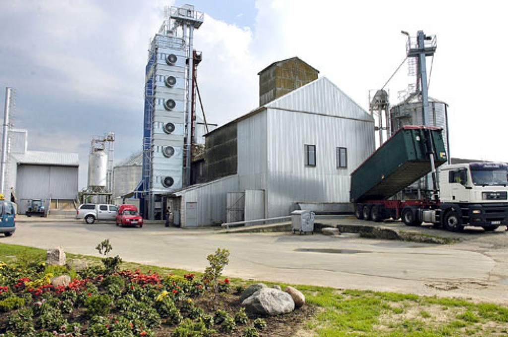 SIA «Uzvara-Lauks» jaunā kalte montēta pašu spēkiem, izmantojot Polijas speciālista konsultācijas. Šmuļu kompleksā vērojama graudu pirmapstrādes tehnoloģijas attīstība – secīgi pilnveidota kaltēšana un sagādātas labākas glabāšanas tvertnes. 