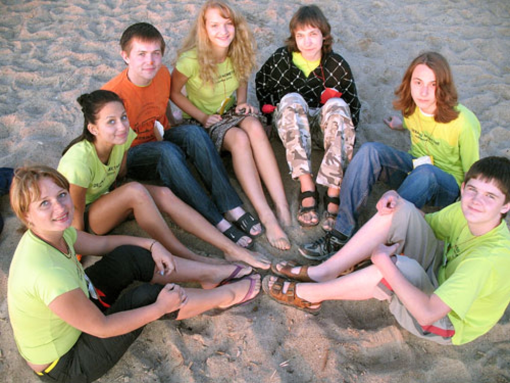 Iecavas vidusskolas debatētāji un viņu trenere Vita Lauciņa-Veinere (pirmā no kreisās) pēc svinīgā nometnes atklāšanas pasākuma dodas baudīt jūru pie Salacgrīvas. 