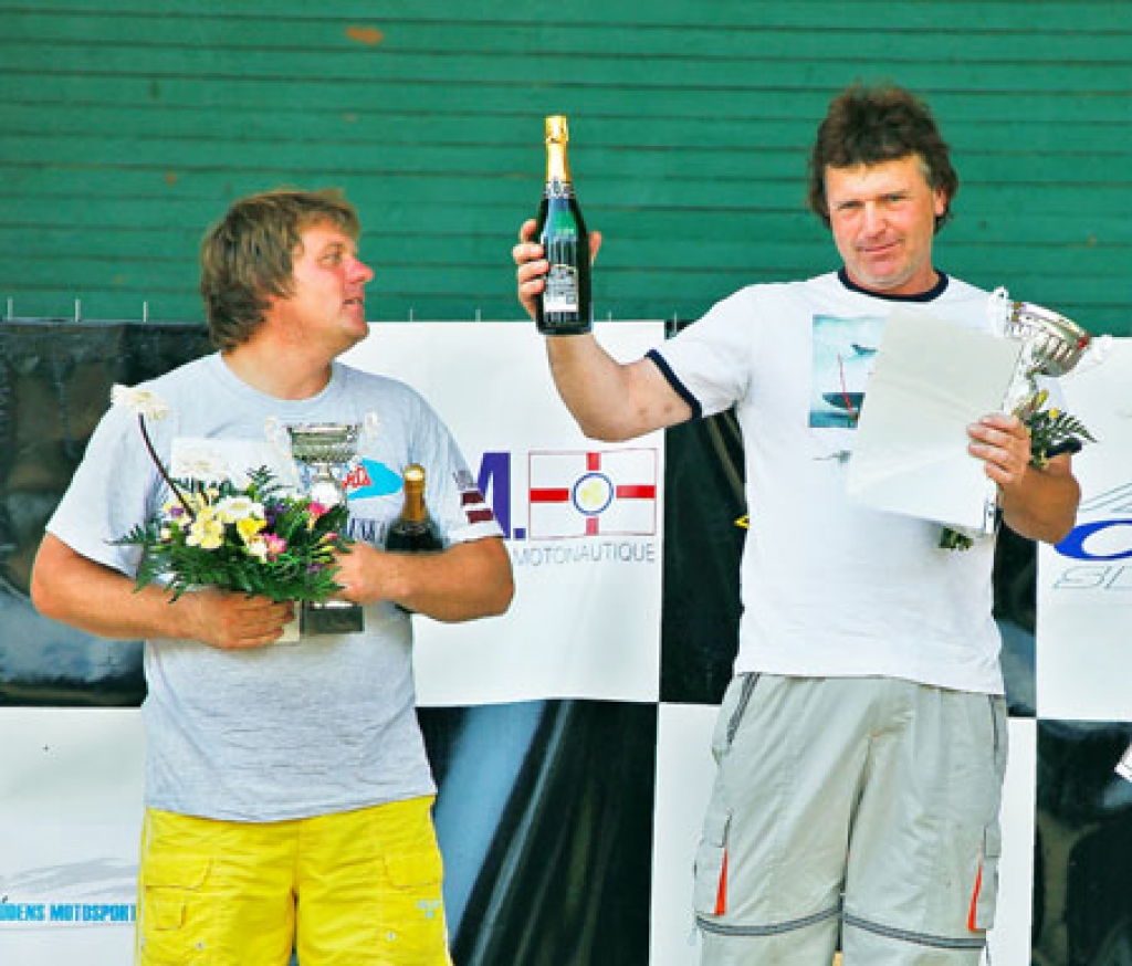 Alūksnē Baltijas valstu atklātajā čempionātā Formulas R-1000 klasē dubultuzvaru guva kluba «Mēmeles sports» braucēji – Lotārs Millers (no labās) ieguva 1. vietu un Māris Brigmanis – 2. vietu.