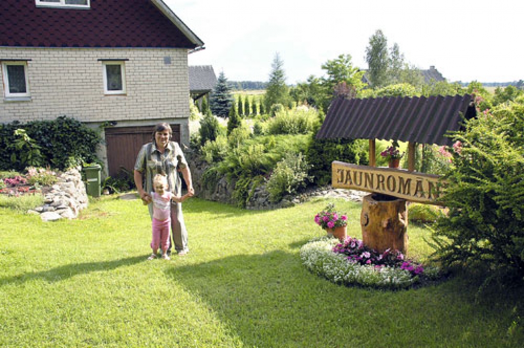 «Jaunromānu» plašajā sētā pietiek vietas, kur saimniece Alvīne Ādama var iekopt liliju kolekciju un kur mazbērniem, attēlā – mazmeitiņa Eva, izskraidīties.