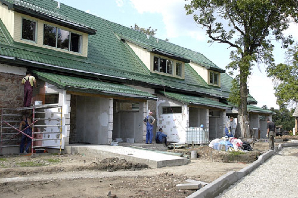 ««Aizupieši», manuprāt, kļuva par «vājo posmu» novada attīstībā, jo to rekonstrukcijā ieguldīti aptuveni           380 tūkstoši latu, bet pagaidām iecavnieki nav saņēmuši neko. Izskatās, ka objektu nāksies iekonservēt naudas trūkuma dēļ. Pēc mana priekšlikuma jautājumu novirzījām plašākai izskatīšanai Lauksaimniecības, vides un attīstības komitejā,» sacīja deputāts Sergejs Mašiņenkovs.