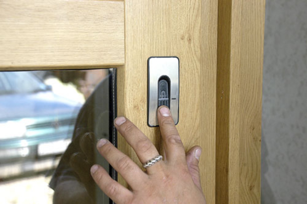 Slēdzene ar pirkstu nospiedumu skeneri ir jaunums, kas vēl pirms dažiem gadiem bija redzams tikai filmās. Speciālisti uzskata, ka pēc vairākiem gadiem tā būs ierasta lieta. 