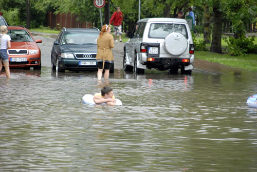Daži baušķenieki jaunu peldvietu bija atklājuši Uzvaras ielā netālu no Bauskas 1. vidusskolas.  