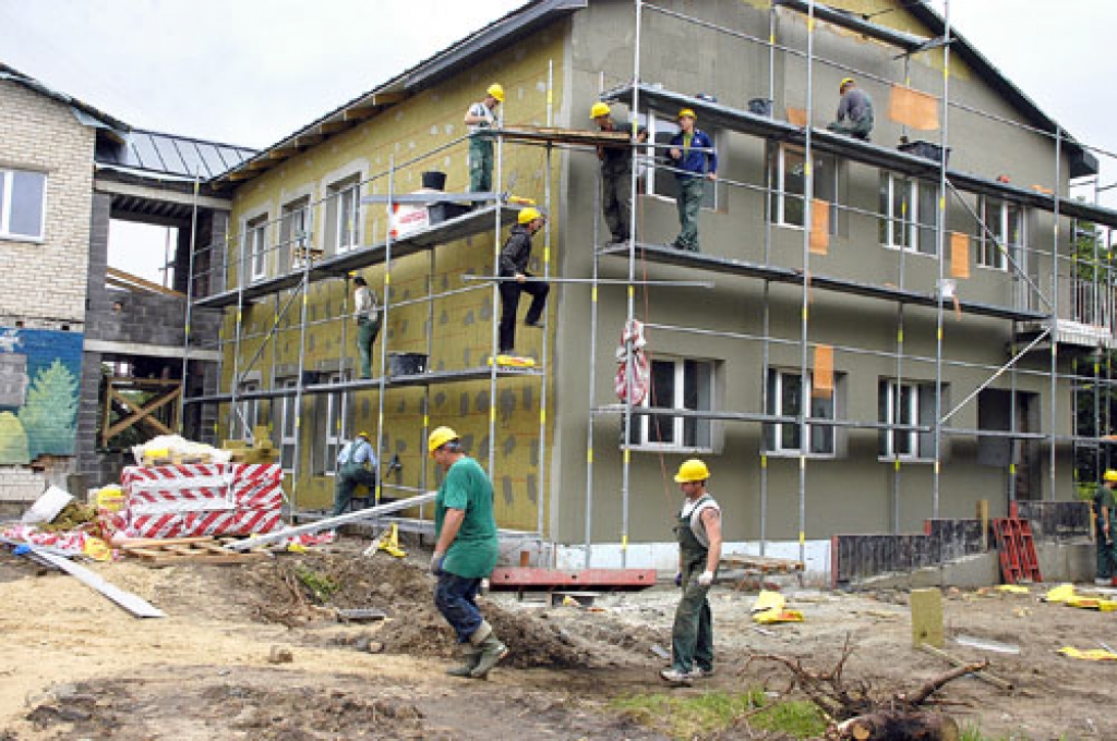 Pašlaik siltina rekonstruējamā bērnudārza «Sprīdītis» ēkas ārsienas, apšujot tās ar desmit centimetru biezām akmensvates plāksnēm.