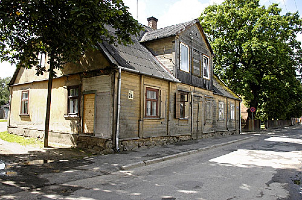 Rīgas ielas 24. mājas iedzīvotāji Bauskā ir neapmierināti, ka 30 gadu laikā pašreizējam apsaimniekotājam īpašus uzlabojumus ēkai nav izdevies panākt.