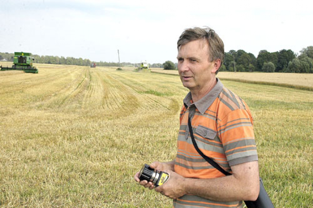 Sergejam Kataņenko, SIA «Uzvara-Lauks» galvenajam agronomam, šī ir pirmā ražas novākšanas sezona, vadot darbus. Viņš cildina prasmīgos tehnikas vīrus, kuri strādā saskaņoti.