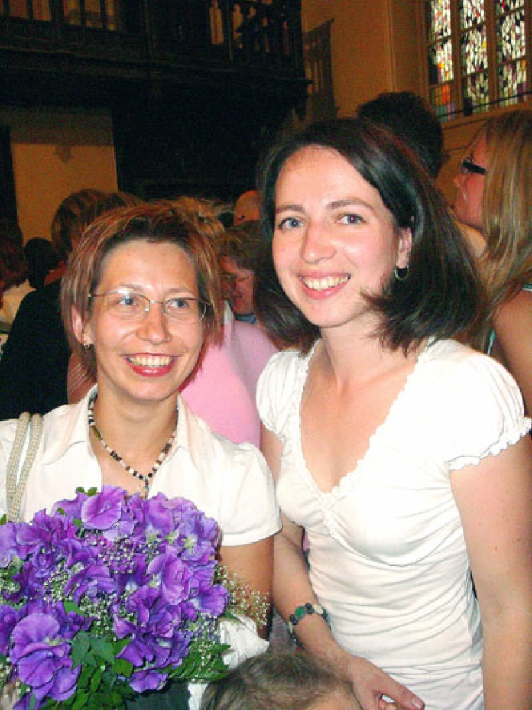 Saulainiete Ieva Ūdre un baušķeniece Linda Baļčūne 8. jūlijā Rīgas anglikāņu baznīcā pēc atbalsta koncerta «Zvannieku» bērniem.