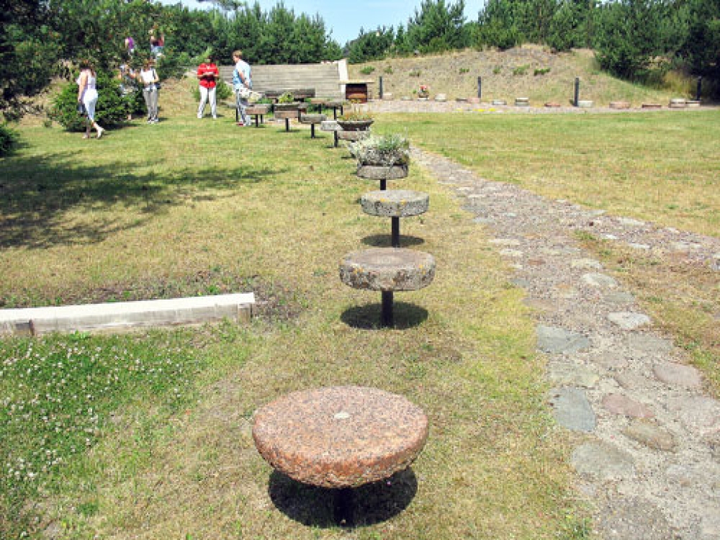 Dzirnakmeņu kompozīcijas ir neparastākais, ar ko Nīcas novada «Sīpoli» atšķiras no citām skaisti iekoptām sētām.