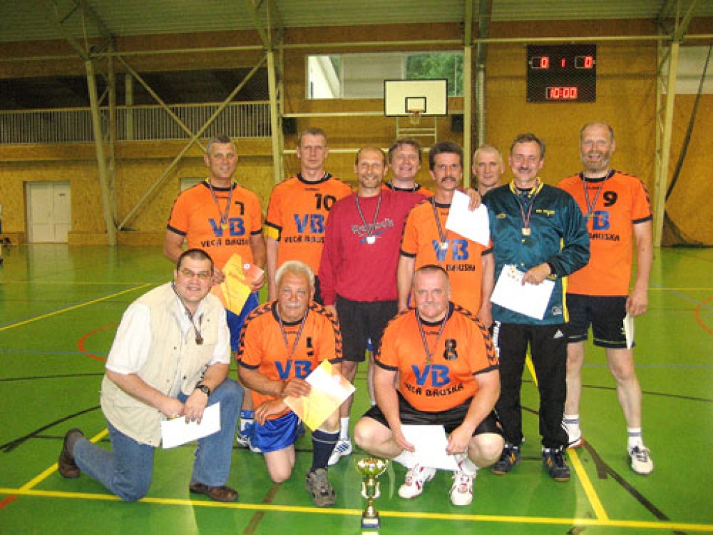 Handbola komandas sastāvā Valdis Veips (pirmajā rindā no kreisās) valsts veterānu mačos izcīnījis zelta medaļu.