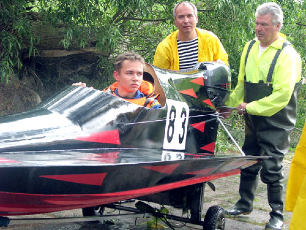 Baušķeniekam Tomam Smilškalnam pēdējais gads JT-250 laivu klasē ir ļoti veiksmīgs. Šajā sezonā viņš ieguvis godalgotas vietas vairākās sacensībās un kļuvis par pasaules čempionu. Atbildīgākajos brīžos viņam līdzās ir tēvs un treneris Andis Filipovičs, laivu meistars jelgavnieks Jānis Millers (no labās). 