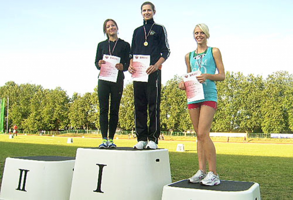 Codiete Liene Rotberga (no kreisās) 100 metru barjerotajā distancē finišu sasniedza vienā laikā ar līdzaudzi, un abām tika fiksēts vienāds rezultāts.