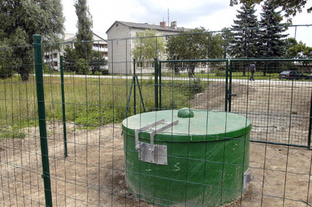 Codes pagasta administrācijas komunālajam dienestam esot ļoti laba tehniskā bāze (attēlā ūdens attīrīšanas iekārtas). Tomēr šis dienests pats nevarot nopelnīt darbinieku algām, iekārtu uzturēšanai, degvielai u. c. izdevumiem.