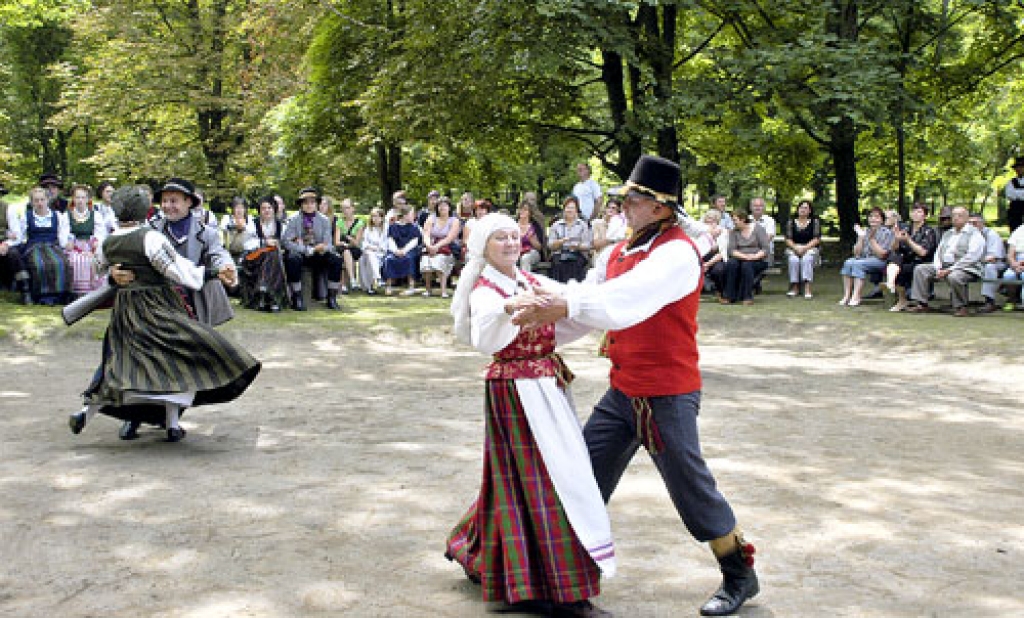 Vecsaules parkā dižojās mājinieku folkloristi un viesi. Lietuvas folkloras kopu «Aidija» un «Verdaine» dalībnieki bija naski dejotāji. 