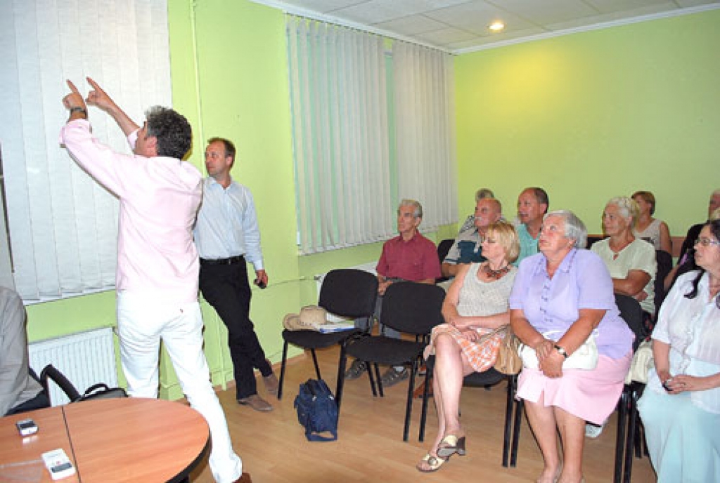 Bauskas māju vecākie un amatpersonas ar interesi uzklausīja Ērika Bormana piedāvājumu. Daļa uzreiz atzina, ka iedzīvotāji nenoticēs šim piedāvājumam. 