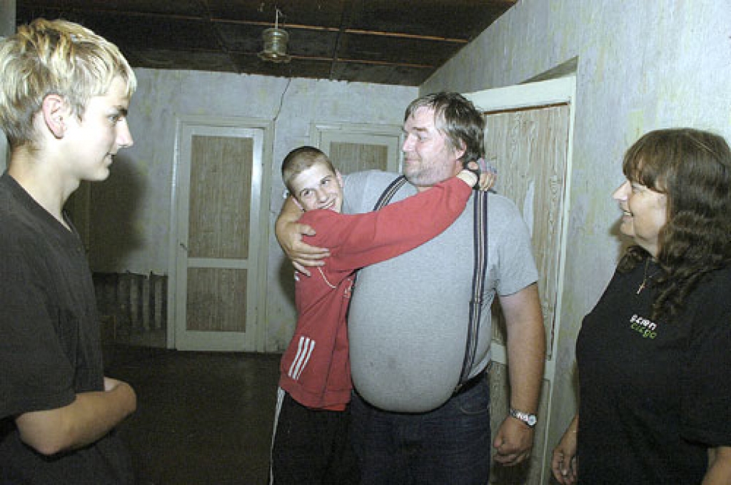 Zviedri Margarita un Tonijs Tollini  šādām ielas bērnu nometnēm finansējumu gādā jau kopš 2001. gada. 