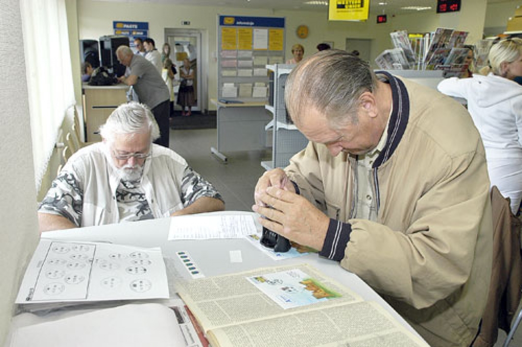 Pirmās dienas zīmogošana pastmarkai «Bauskai – 400» Bauskas pasta centrā notika 10. jūlijā. Uz to ieradušies gan vietējie, gan filatēlisti no Rīgas, Jelgavas. 