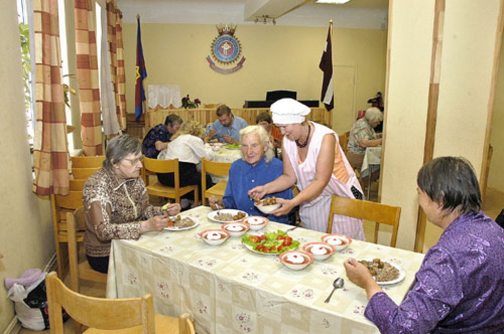 Garšīgas pusdienas patīkamā vidē reizi nedēļā var baudīt pilsētnieki, kam trūkst līdzekļu pārtikas iegādei. 