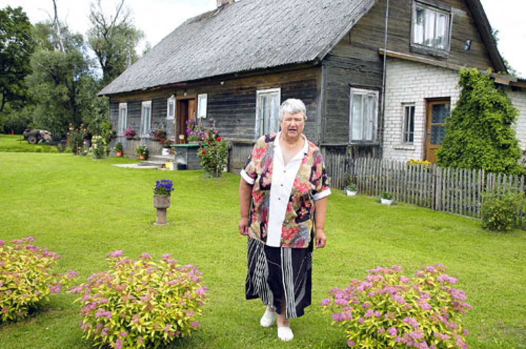 «Krūškapu» sēta ir skaisti iekopta. Zied rozes un citas puķes, kā arī sarkanas lilijas, drīzumā priecēs arī baltas, oranžas un dzeltenas. Īpašnieki Jānis un Mērija Anšanci vēl rūpējas par nelielu dārziņu. Vienīgie «lopiņi» pašlaik esot vistas. «Tās pašas lapsa kūmiņš aiznes,» teic saimniece. 