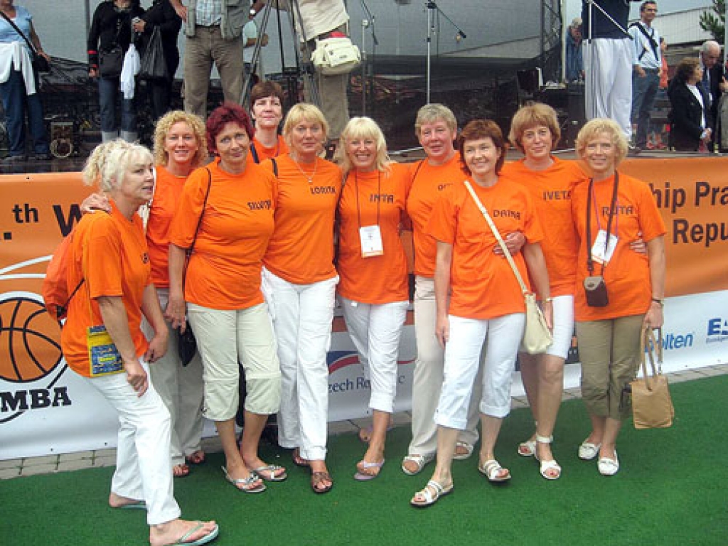 Baušķeniece Larisa Antužāne (no kreisās) kopā ar  Latvijas dāmu komandu gāja atklāšanas parādē, pirms Prāgā sākās pasaules basketbola veterānu čempionāts.