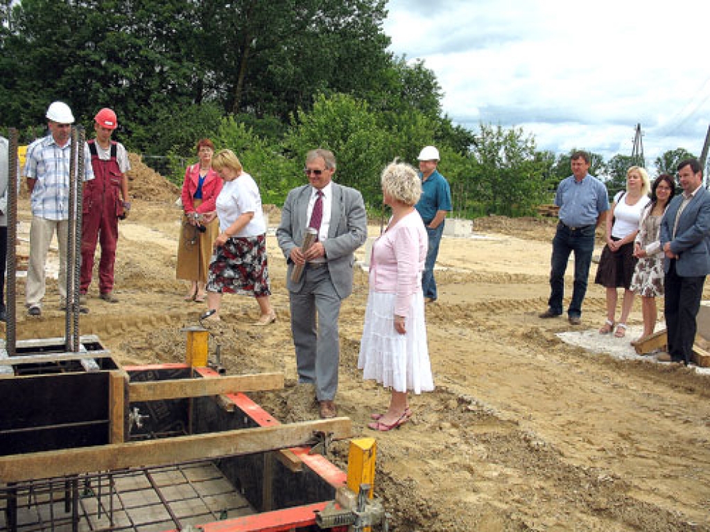 Kapsulu ar vēstījumu nākamajām paaudzēm Rundāles novada Domes priekšsēdētājs Aivars Okmanis tūlīt ievietos topošā bērnudārza pamatos. To pārklās ar teju pusmetru biezu betona kārtu.