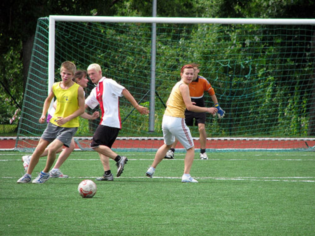 Dāvja Beimo vārtus palīdz aizsargāt Jānis Bukšs (no kreisās) un Kristīne Karašniece. 